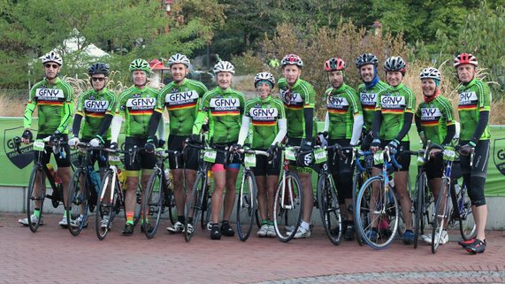 Gruppenfoto der ESV-Triatleten vor dem GFNY Germany