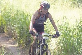 Petra beim Mountain Bike Part